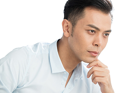 手托下巴思考的商务男子图片