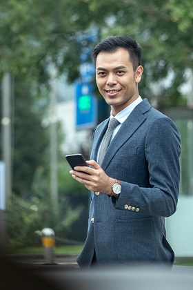 户外商务男士使用手机