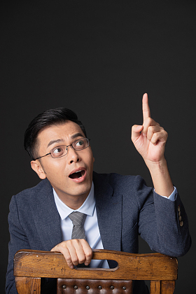 趴在椅背上突发灵感的商务男子