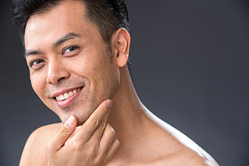 用手指触摸下巴的中年男人照片