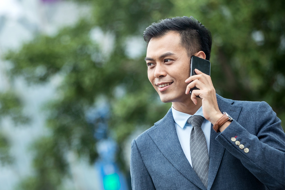 户外打电话的商务中年男子 户外打电话的商务中年男子