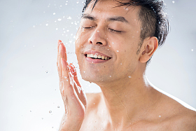 帅气的中年男人洗脸图片