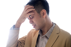 头痛的商务中年男子图片