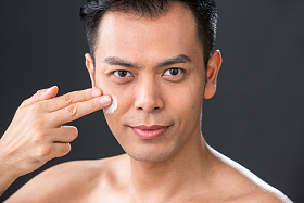 中年男人涂抹润肤露