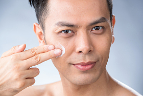 中年男人涂抹润肤露照片