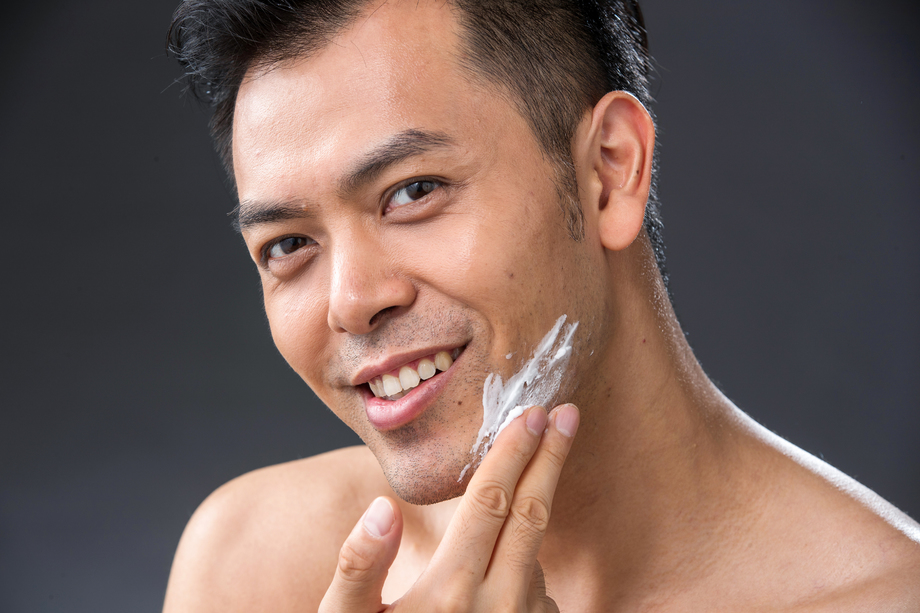 中年男人涂抹剃须膏