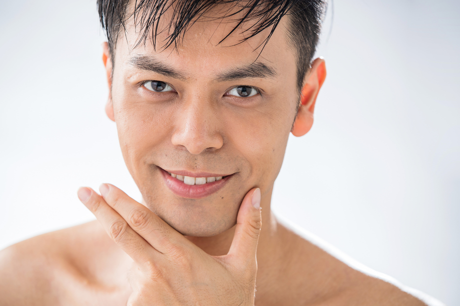 做手势的自信中年男人照片