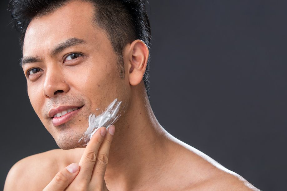中年男人涂抹剃须膏图片 中年男人涂抹剃须膏图片