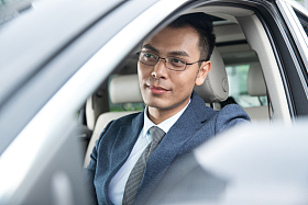 坐在汽车里的商务男士照片