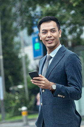 户外商务男士使用手机