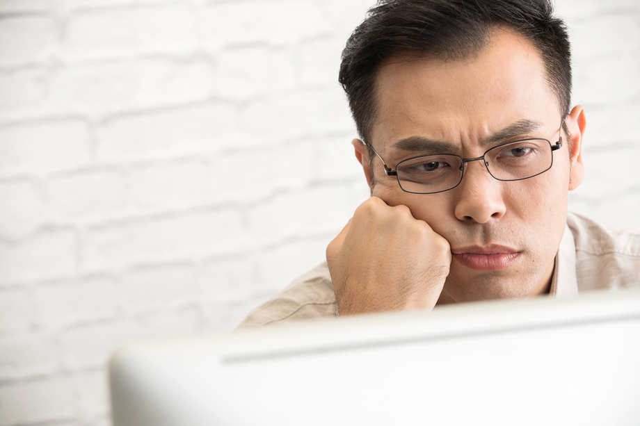 遇到困难思考的商务男人图片 遇到困难思考的商务男人图片